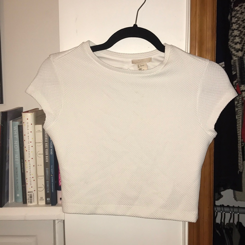 White cropped shirt w open back!